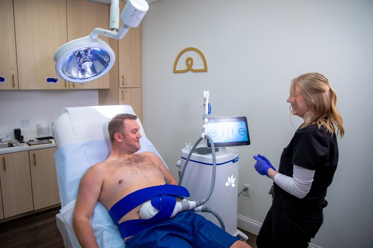 man getting coolsculpting treatment in clinic